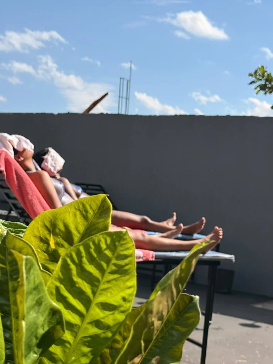Clientes durante atendimento de bronzeamento ao ar livre